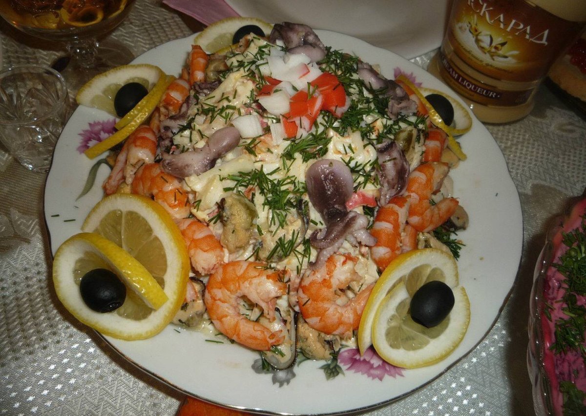 Салат морской коктейль с креветками и кальмарами