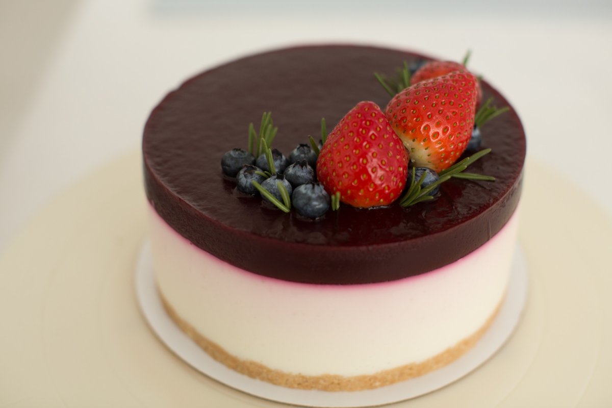 Муссовый десерт на тарелке