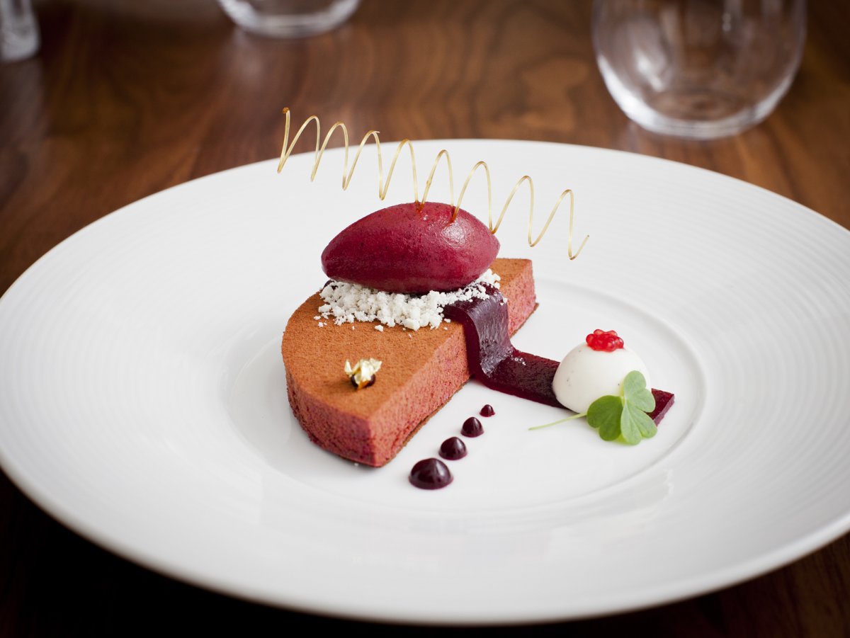 Десерт с гарниром и соусом