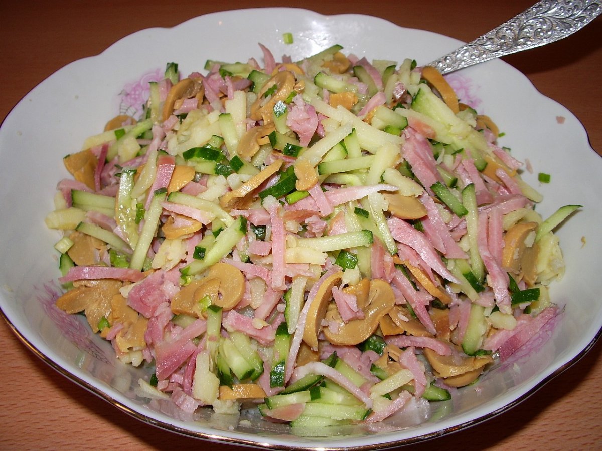 Салат с ветчиной и солеными огурцами