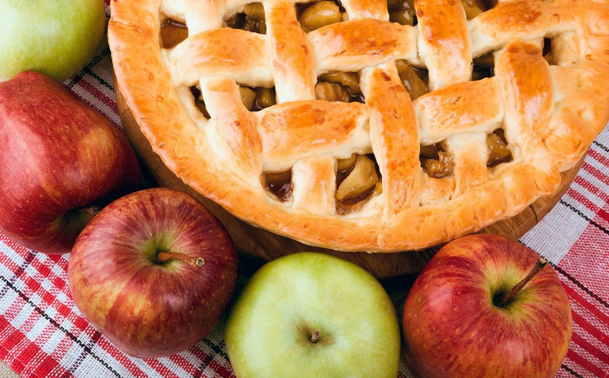 Пирог слоеный с яблоками