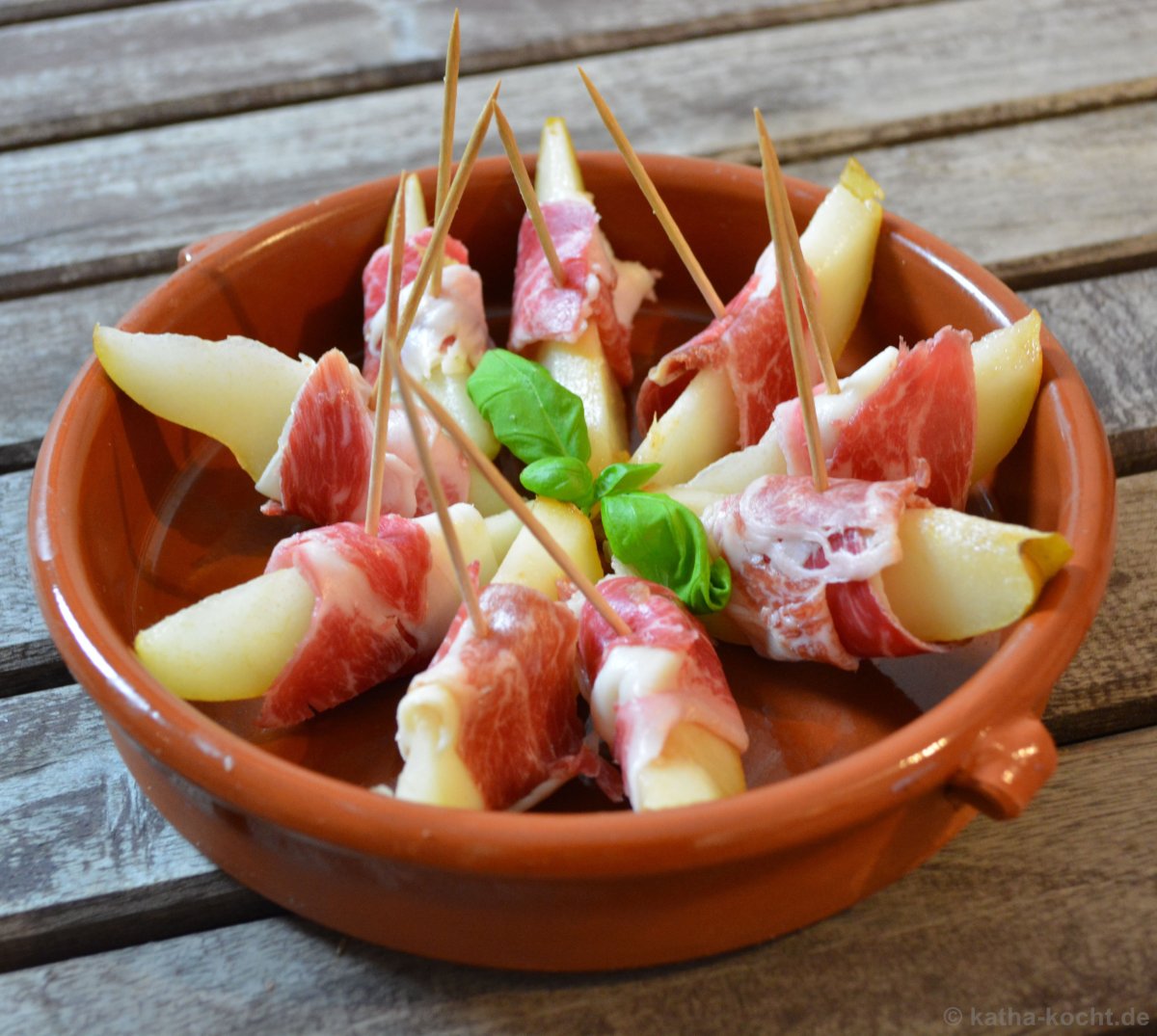 Канапе с корнишонами на шпажках