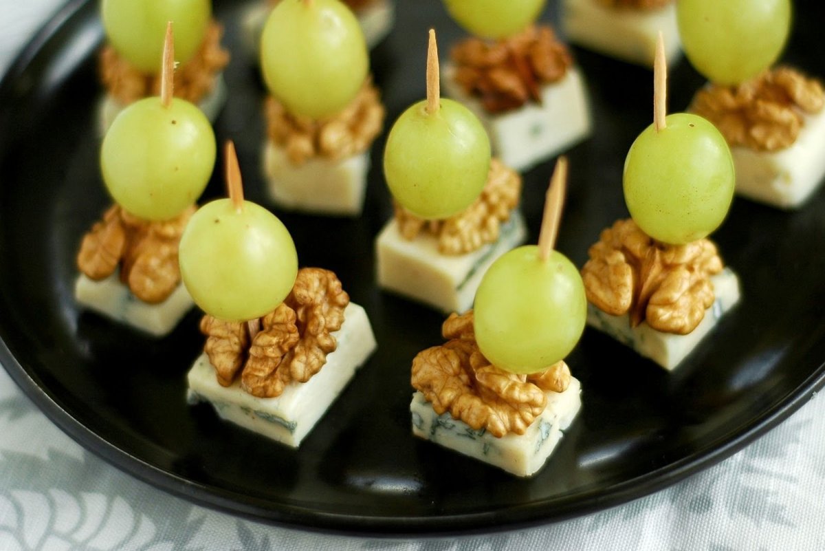 Закуска с колбасным сыром