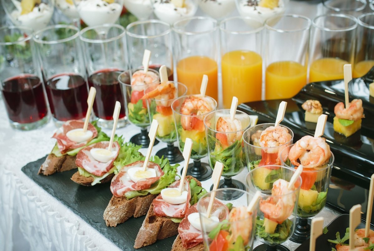 Коктейльные столы на фуршете