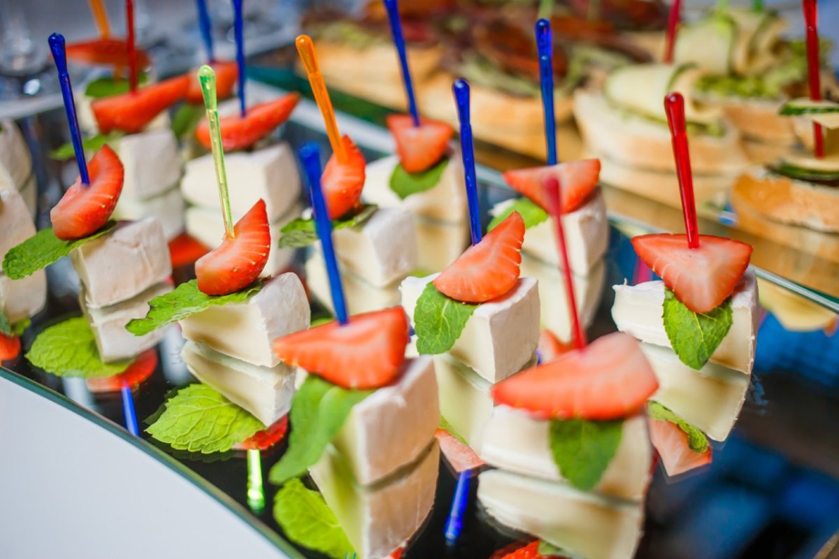 Закуски в баре к коктейлям