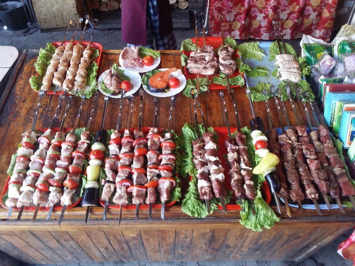Шашлык на столе