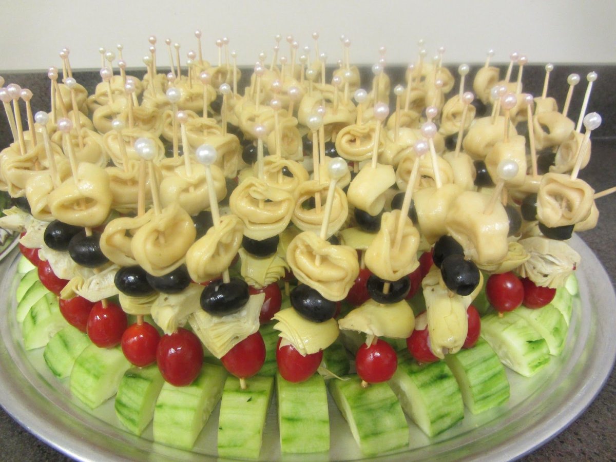 Стол на природе с шашлыками