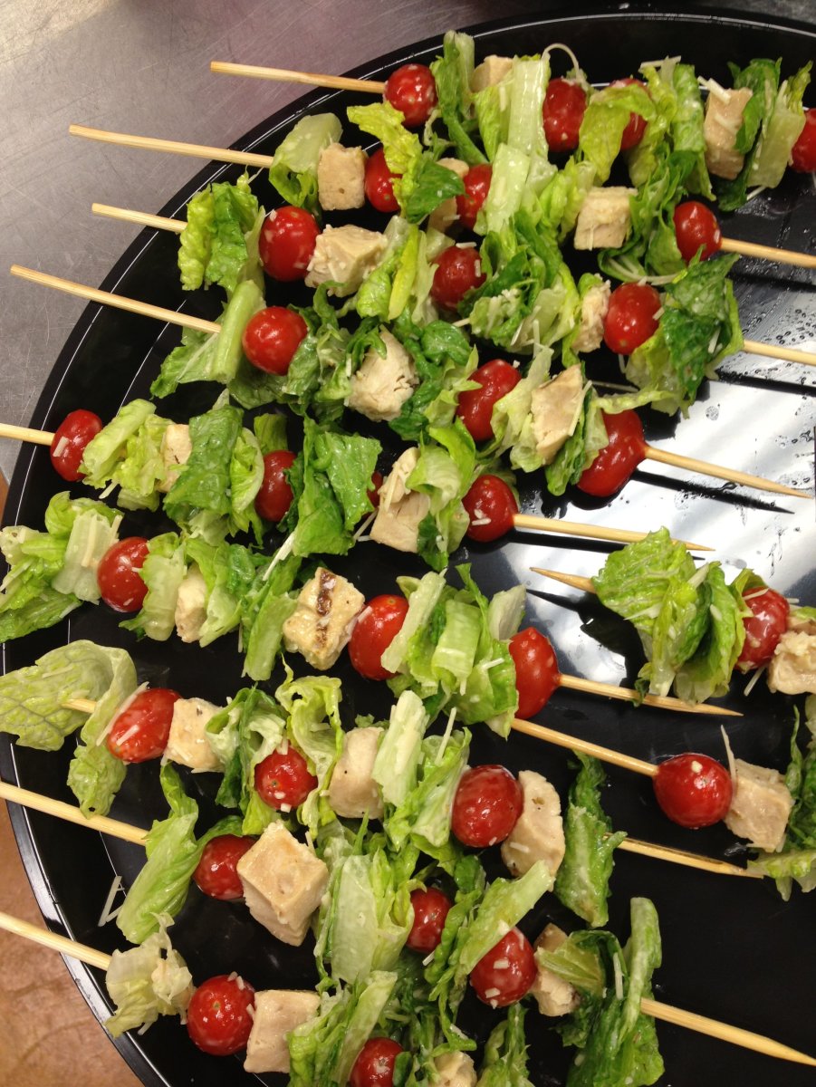 Канапе помидоры черри моцарелла базилик