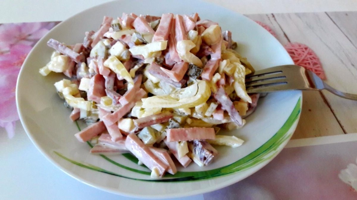 Салат закусочный с копченой колбасой