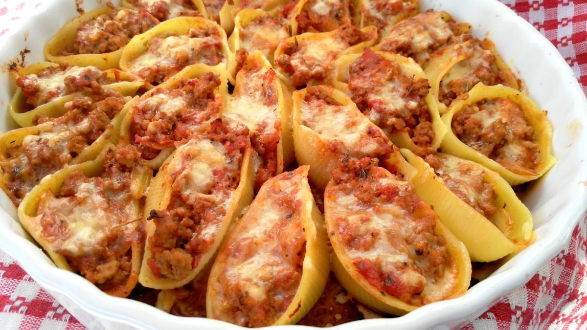 Конкильони, фаршированные крабовым мясом