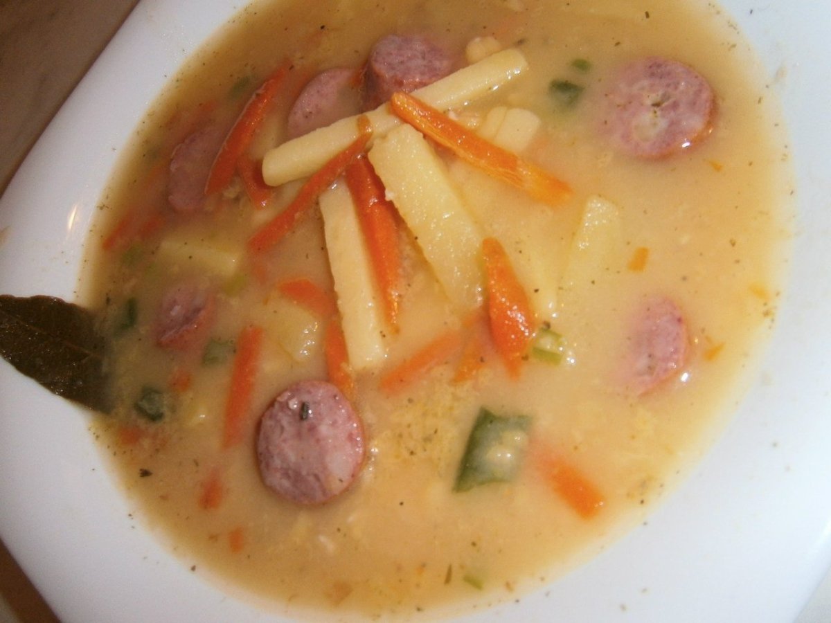 Суп с копчеными колбасками и фасолью