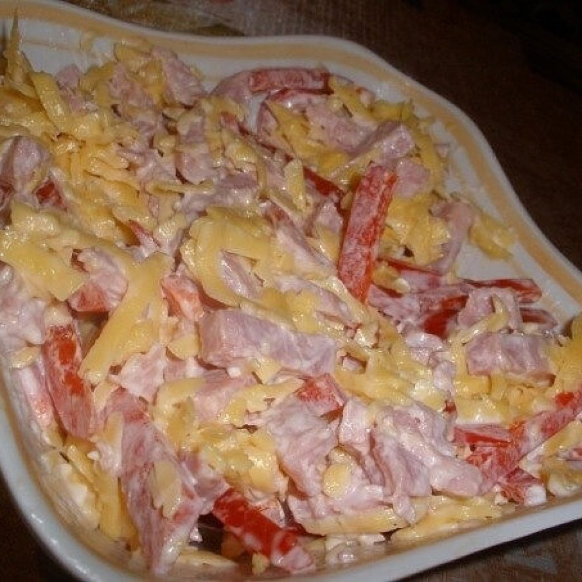 Салат с колбасным сыром и курицей