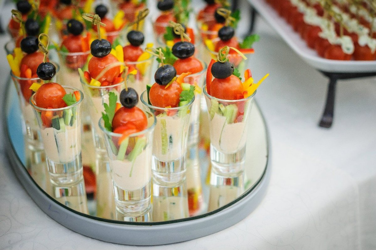 Фрукты в стаканчиках для фуршета