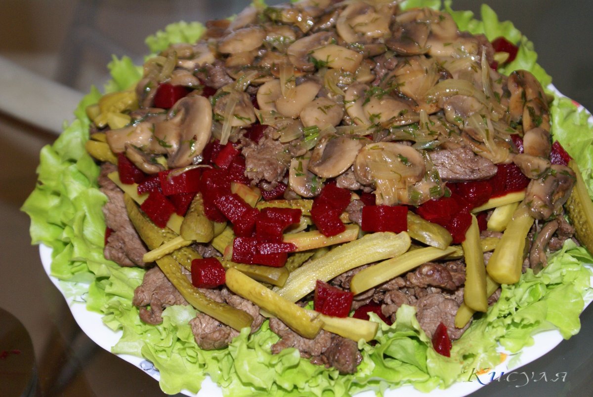 Салат с мясом и грибами