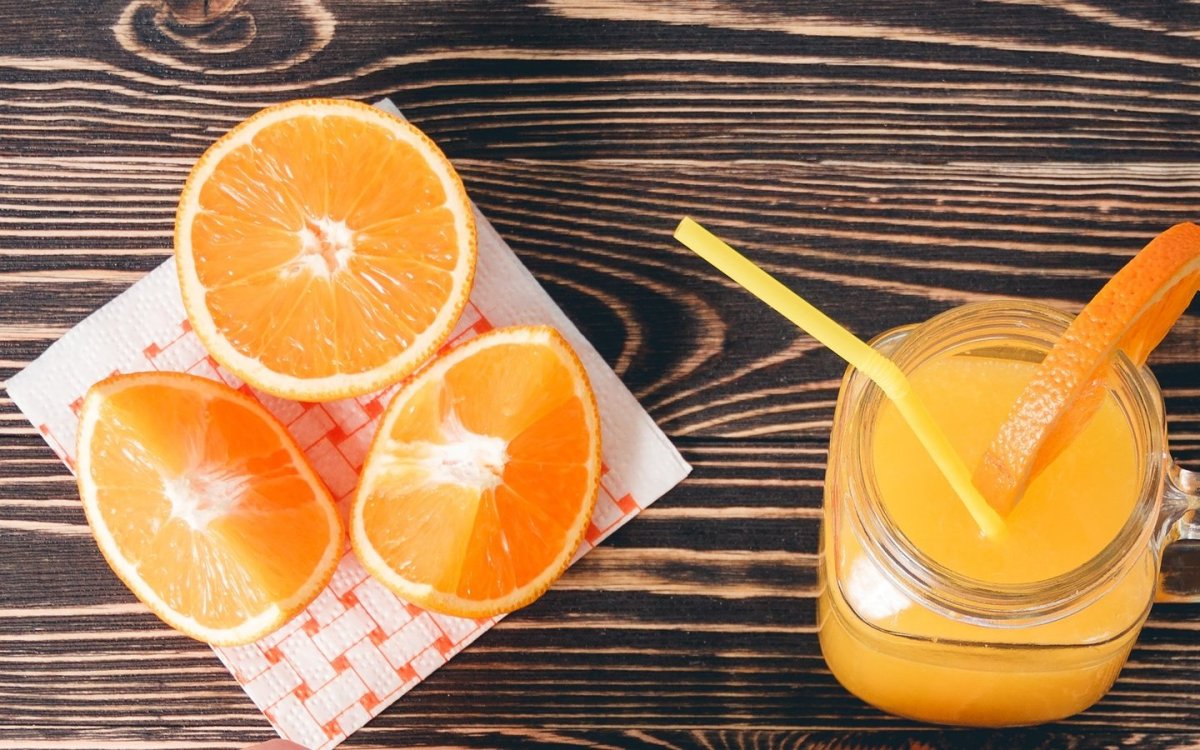 Апельсиновый сок из двух апельсинов