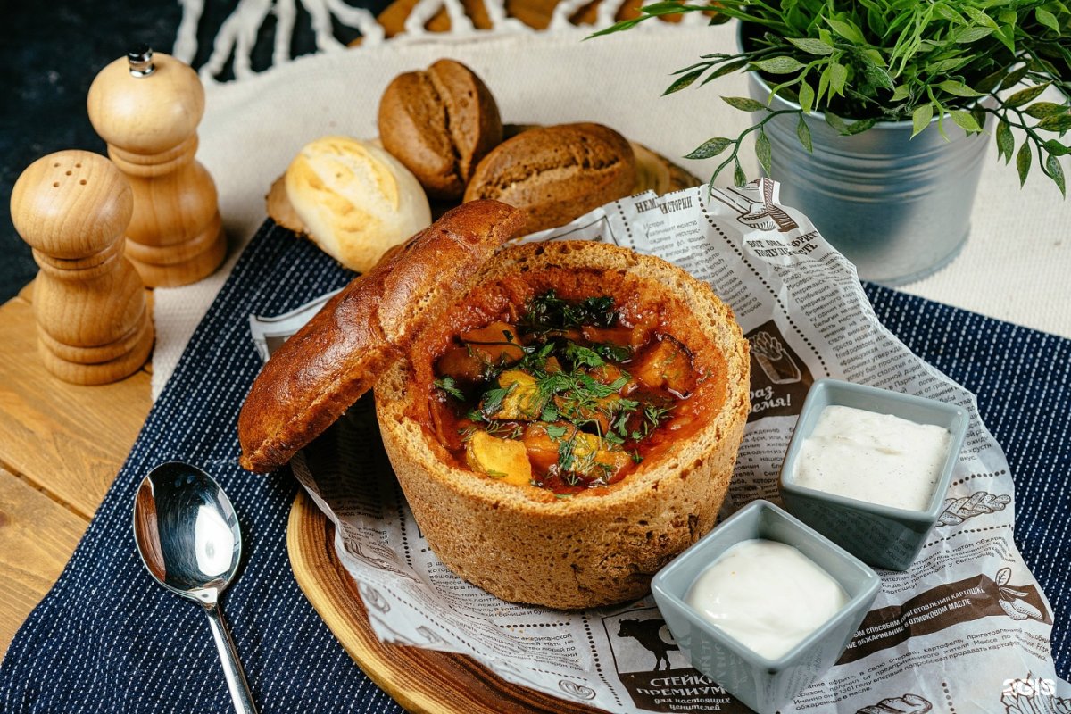 Чешский суп гуляш в хлебе