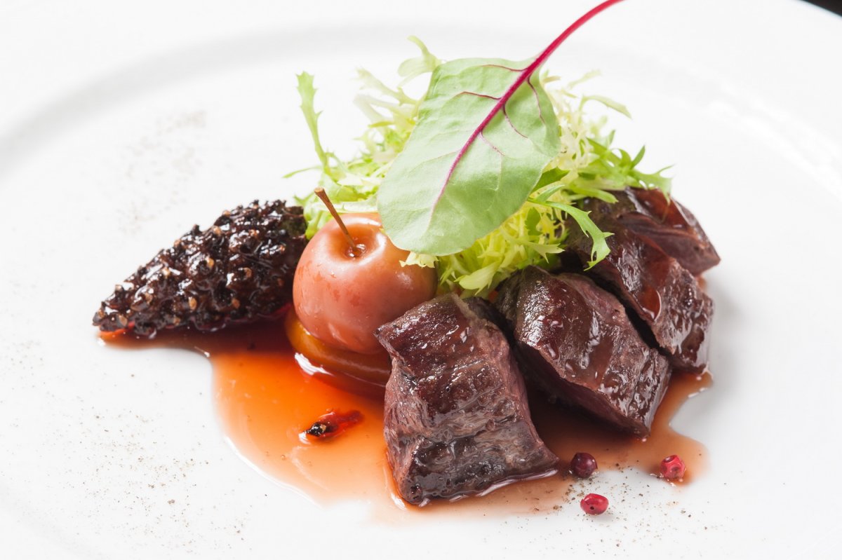 Мясо тушеное с белыми грибами