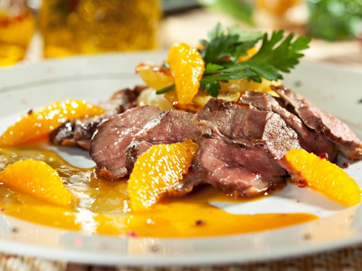 Куриная печень с луком на сковороде