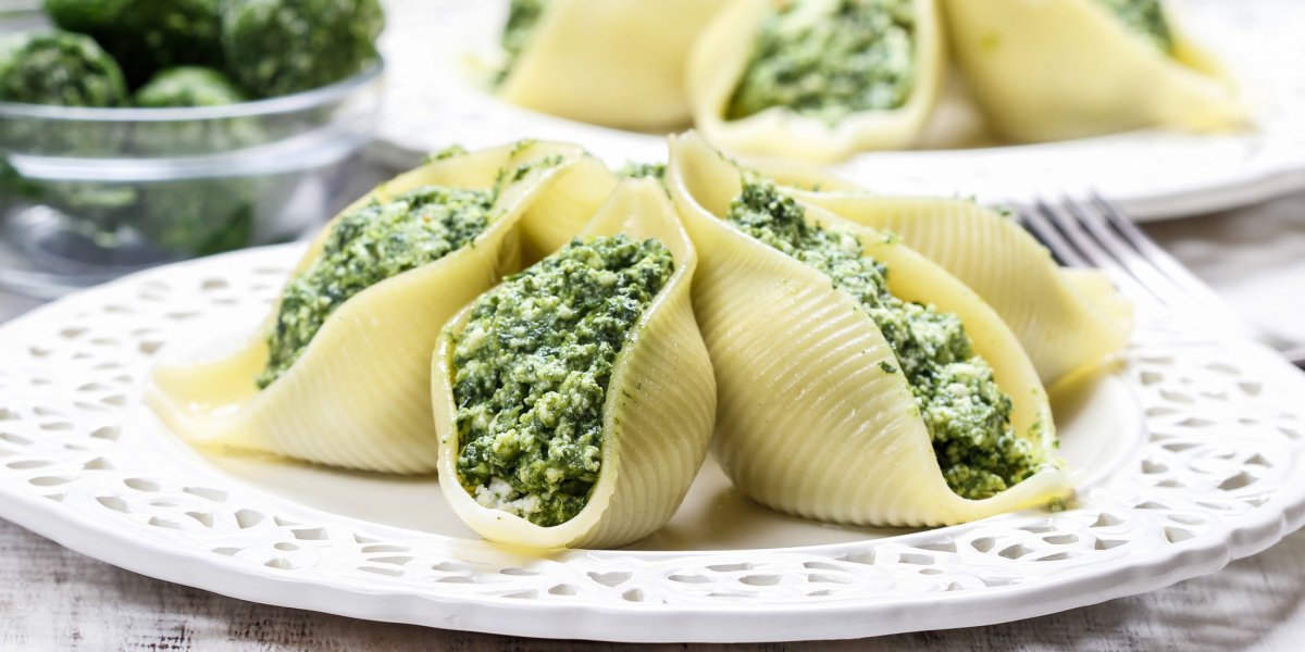 Фаршированные макароны ракушки с фаршем в кастрюле