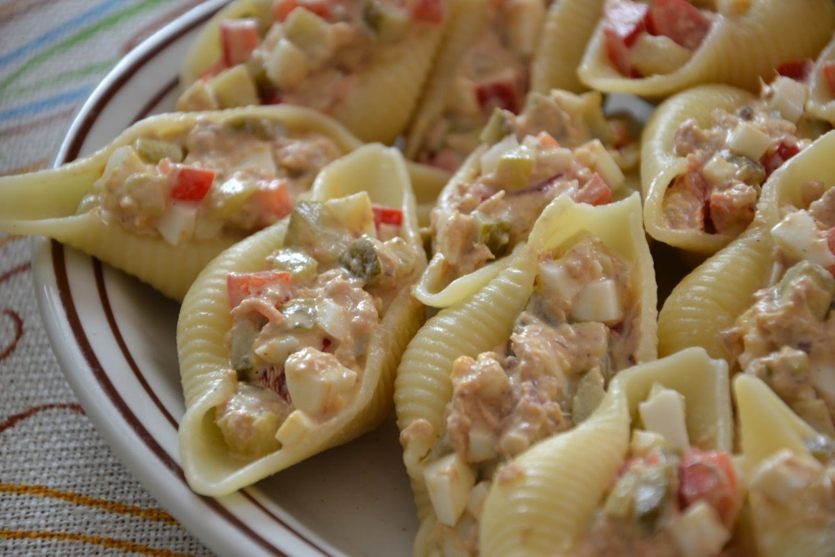 Конкильони фаршированные грудкой индейки