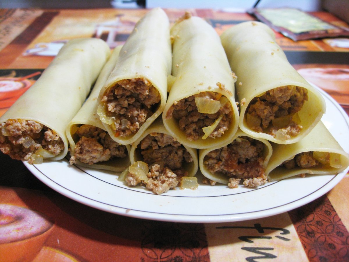 Каннеллони с фаршем в духовке под соусом