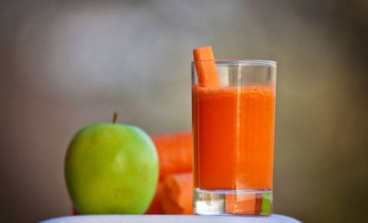 Яблочно-морковный свежевыжатый сок