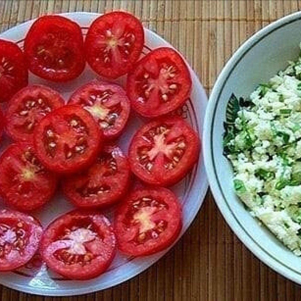 Пирожки бомбочки с помидорами