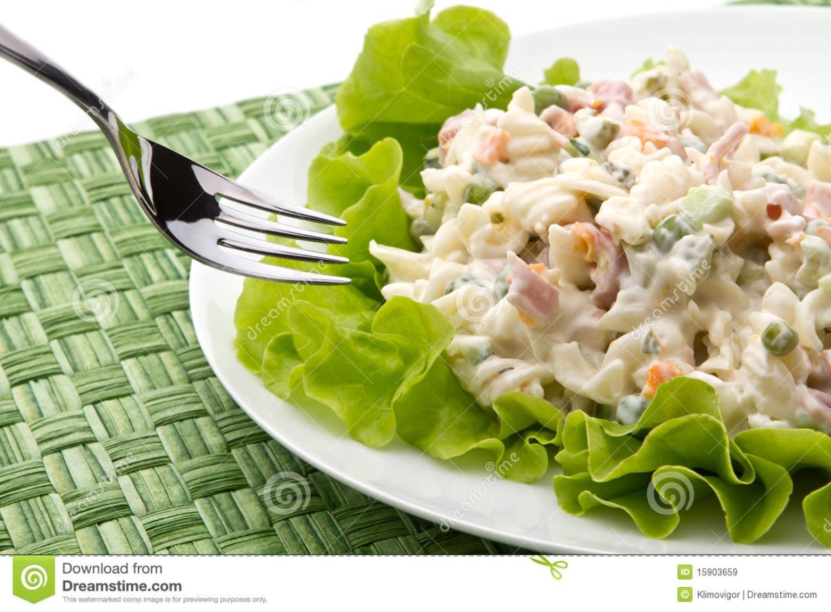 Салат рыбный с картошкой из отварной рыбы. Салат с отварной рыбой. Рыбный салат с картошкой. Салат с макаронами и рыбой. Салат с рыбой и картошкой.