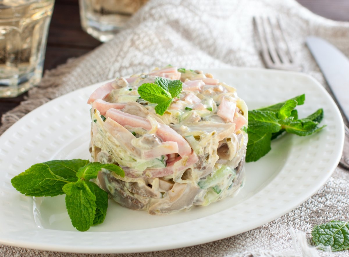 Салат коктейль с ветчиной и огурцами