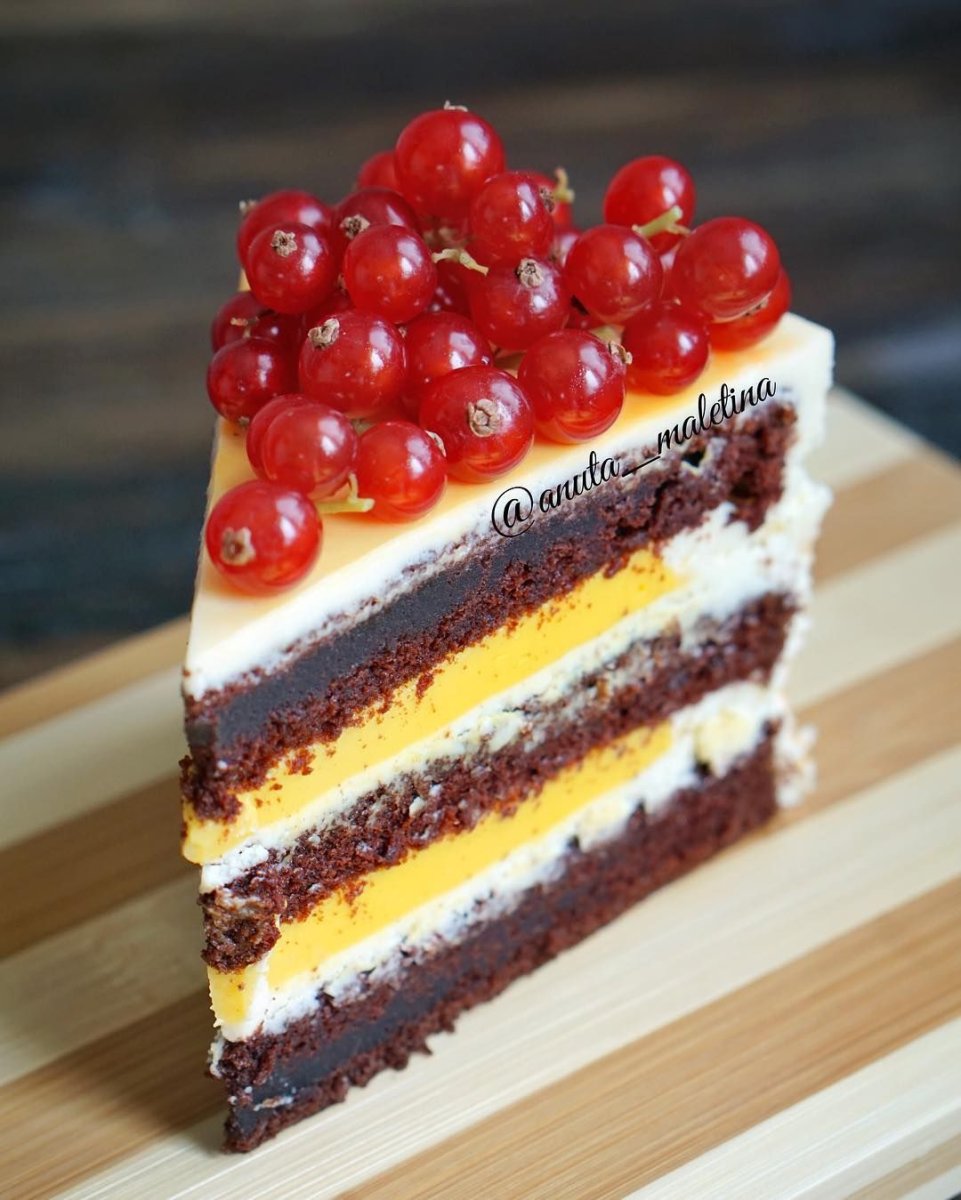 Торт украшенный манго