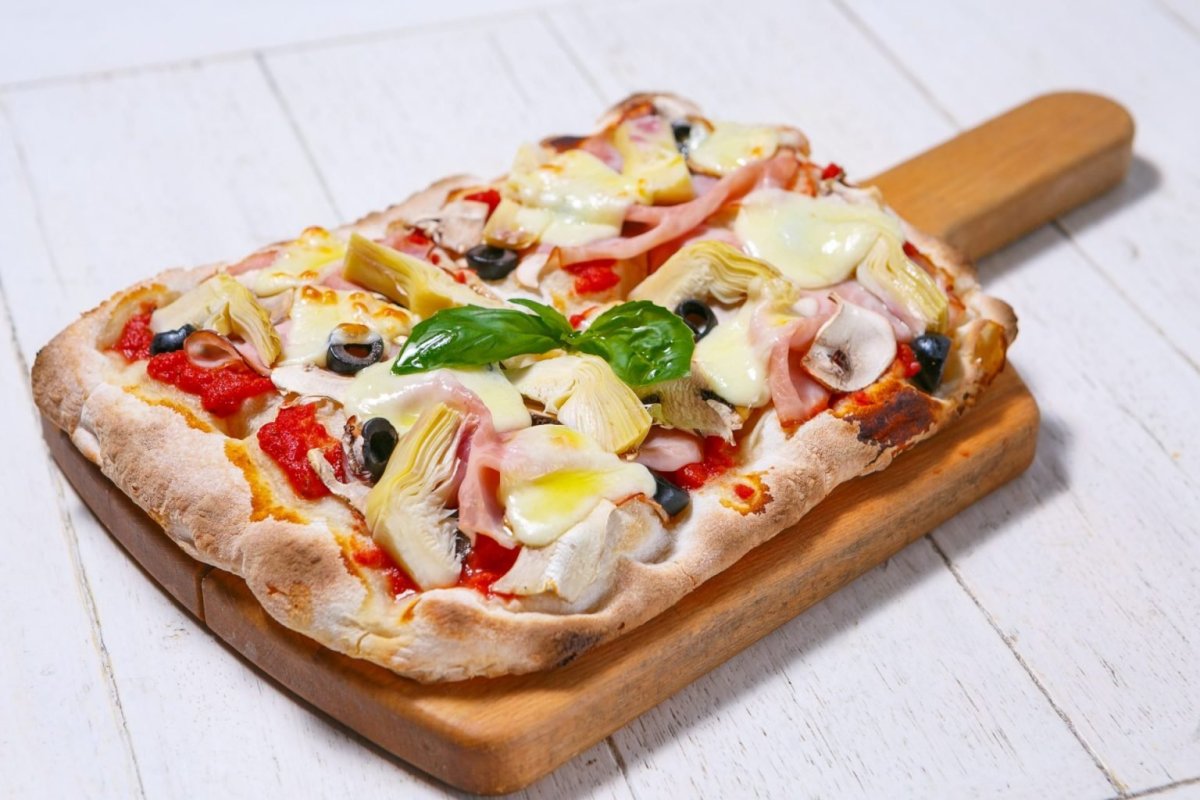 Mimi cica pizza. Римская пицца пепперони. Пицца 4сезона пицца наус. Итальянская пицца прямоугольная. Итальянская квадратная пицца.