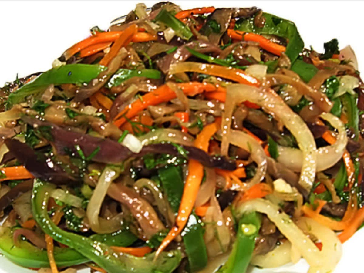 Рецепт салата мясо по корейски. Салат по корейски. Корейский салат с баклажанами. Корейский салат из баклажанов. Корейский салат из баклажанов и моркови.