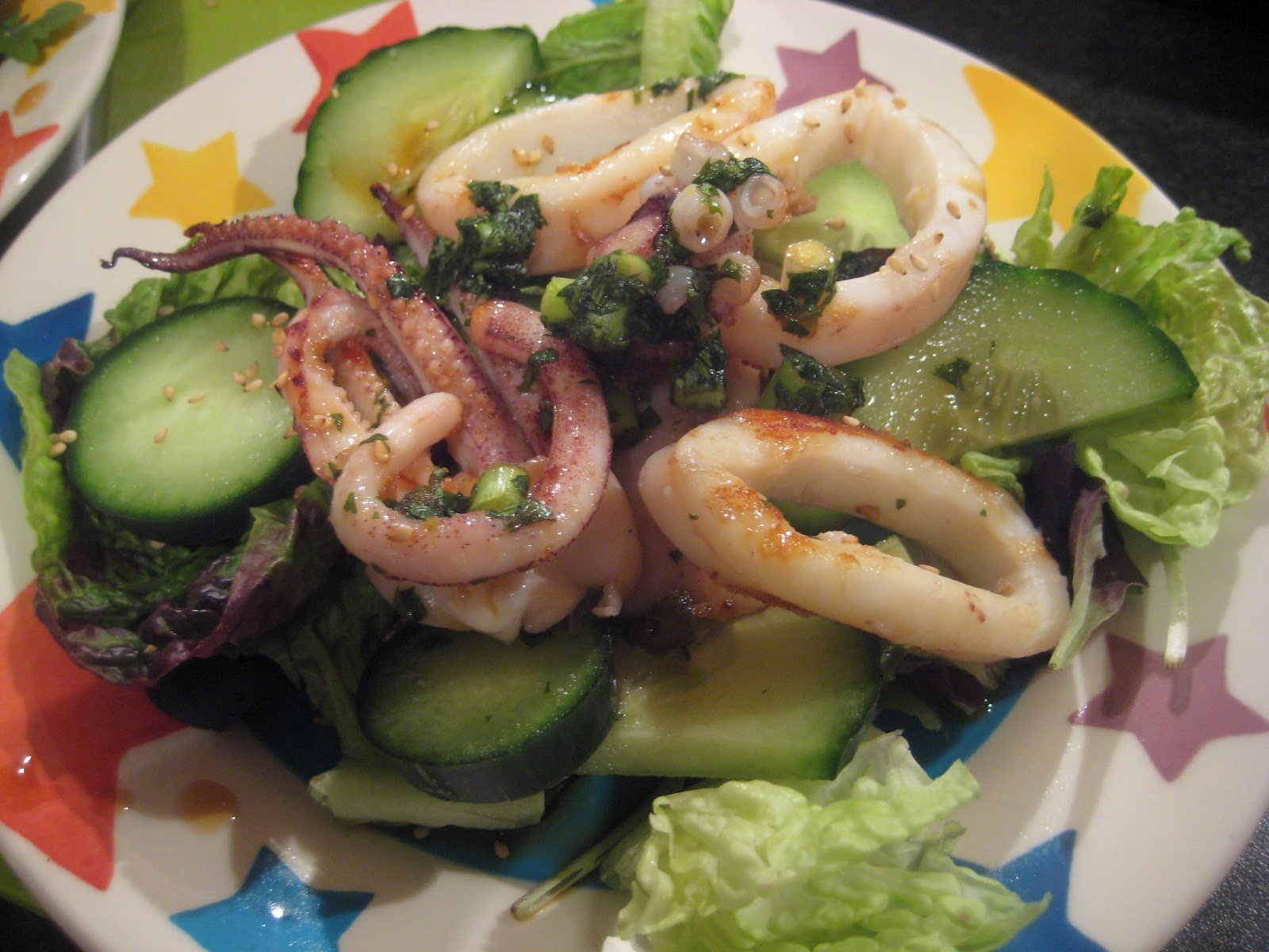 Салат с кальмарами и свежими овощами без майонеза