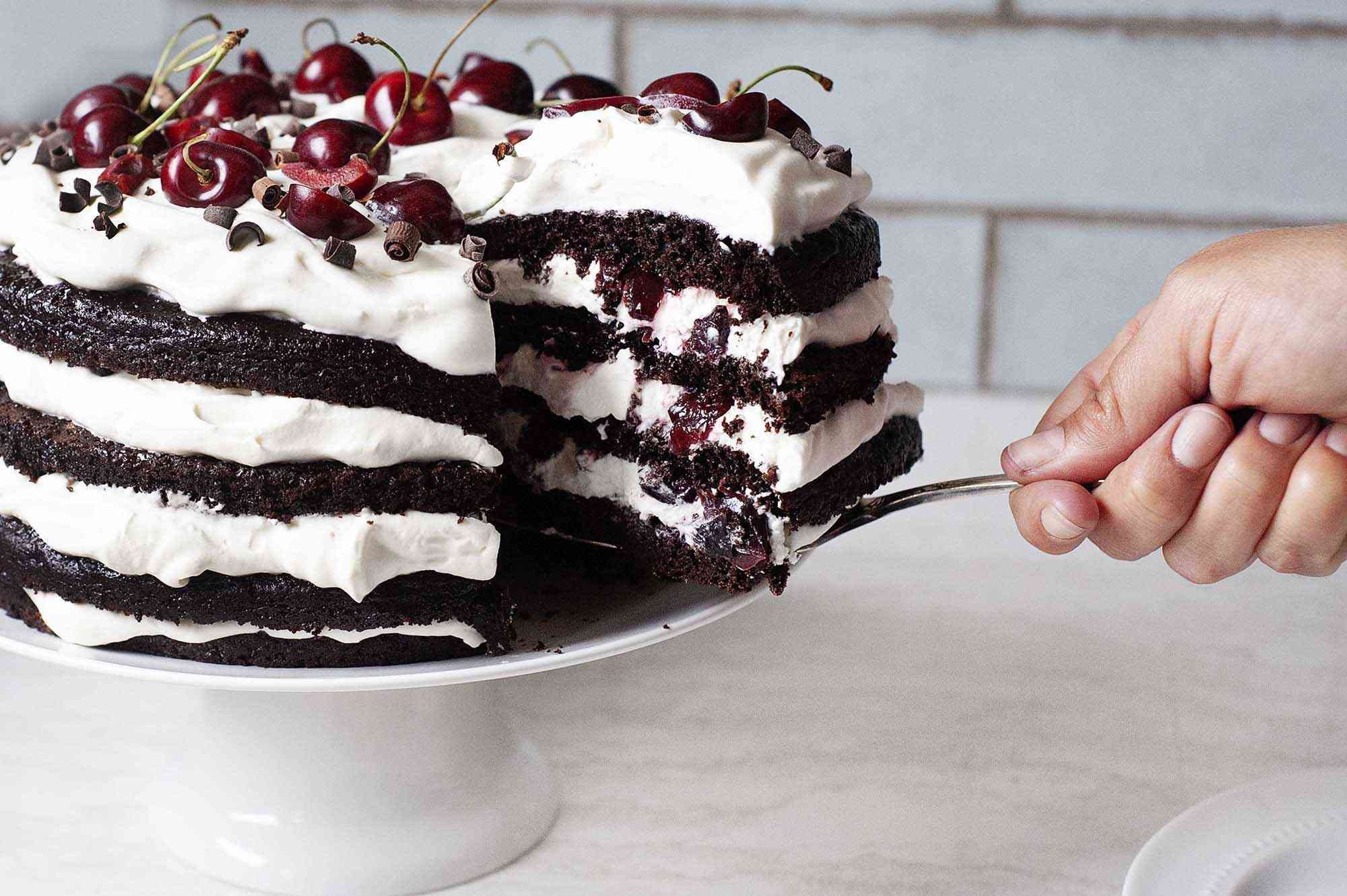 Торт черный лес классический с вишней рецепт. Блэк Форест торт. Бисквитный торт черный лес. Шварцвальдский вишневый торт черный лес. Паулина кейк шоколадный торт вишня.