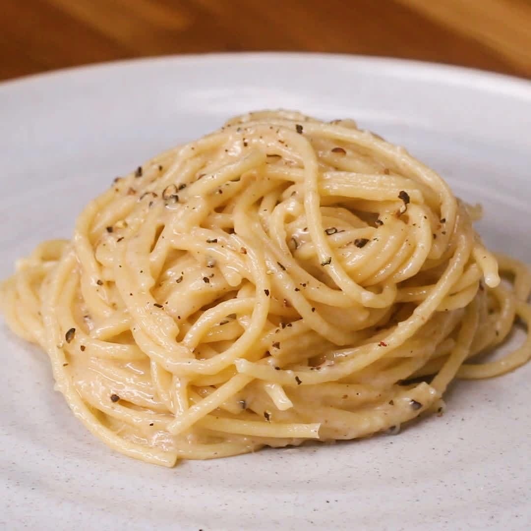 Лапша с плавленным сыром. Спагетти Качо е Пепе. Спагетти с сыром. Спагетти с сыром и пастой. Спагетти с сыром и сливками.