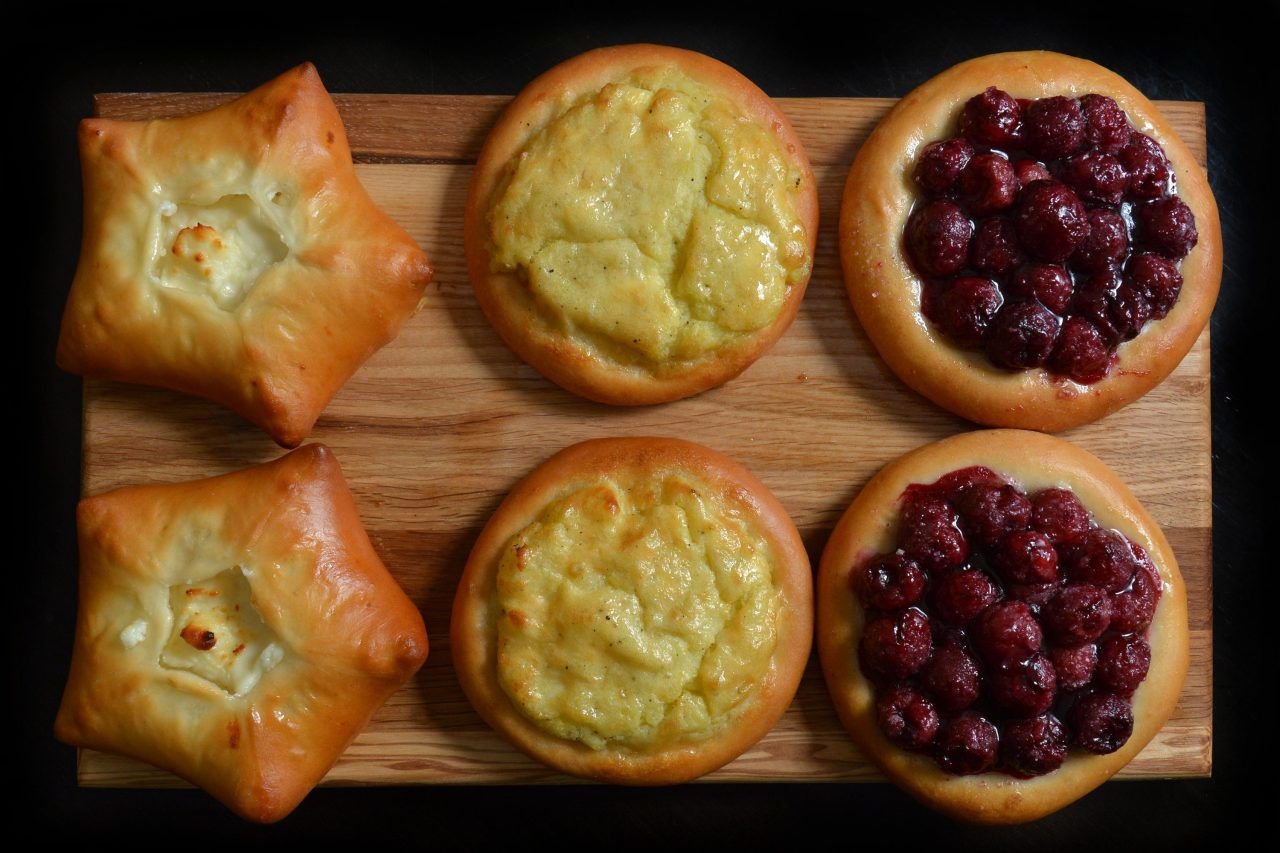 Пирожки с брусникой из дрожжевого теста в духовке рецепт с фото пошагово в