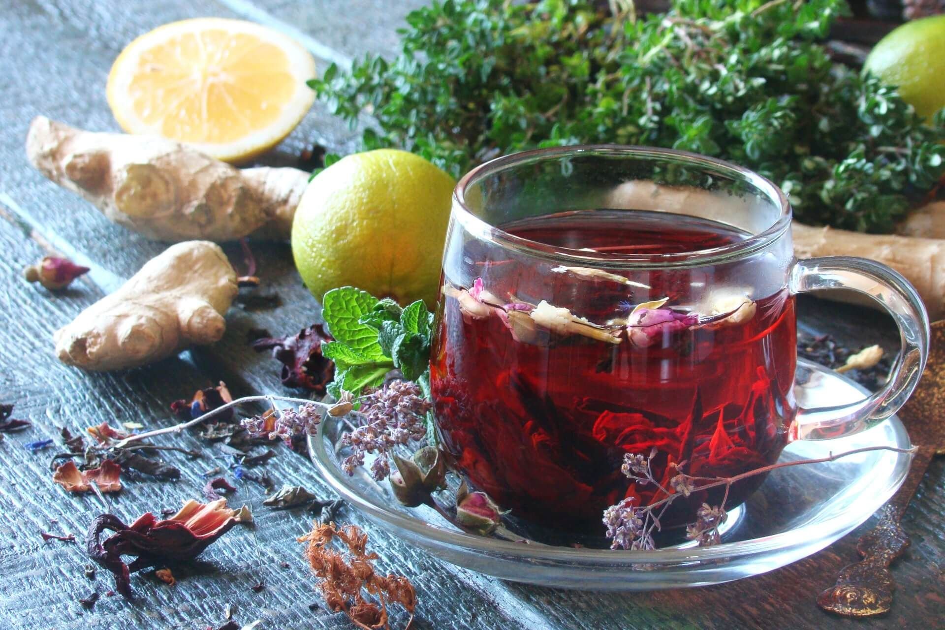 Фруктовый чай рецепт в домашних. Чайный напиток каркаде. Чай "каркаде". Фруктовый чай каркаде. Чай с каркаде (Hibiscus).