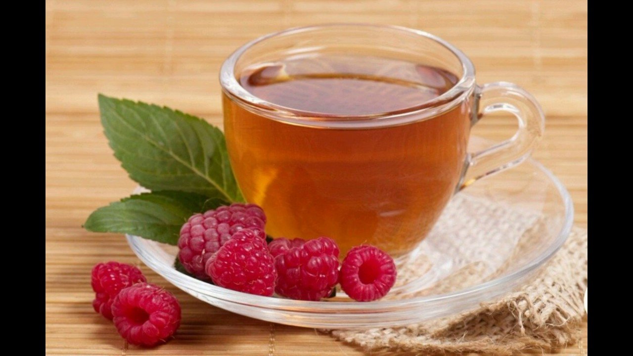 Чай с листьями малины. Малиновый чай. Чай с малиной. Чай из малины. Малиновый отвар.