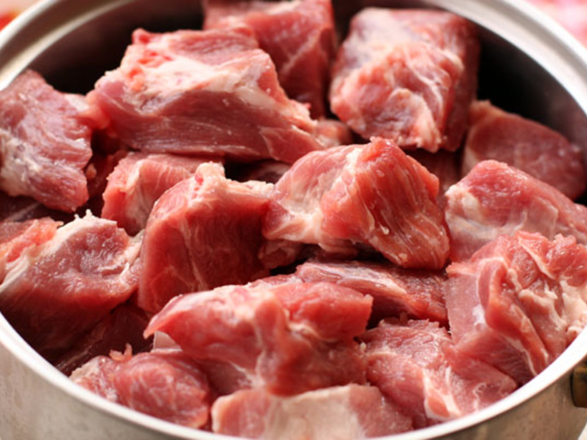 Свинина вкуснейшая видео. Мясо для шашлыка. Мясо для шашлыка свинина.