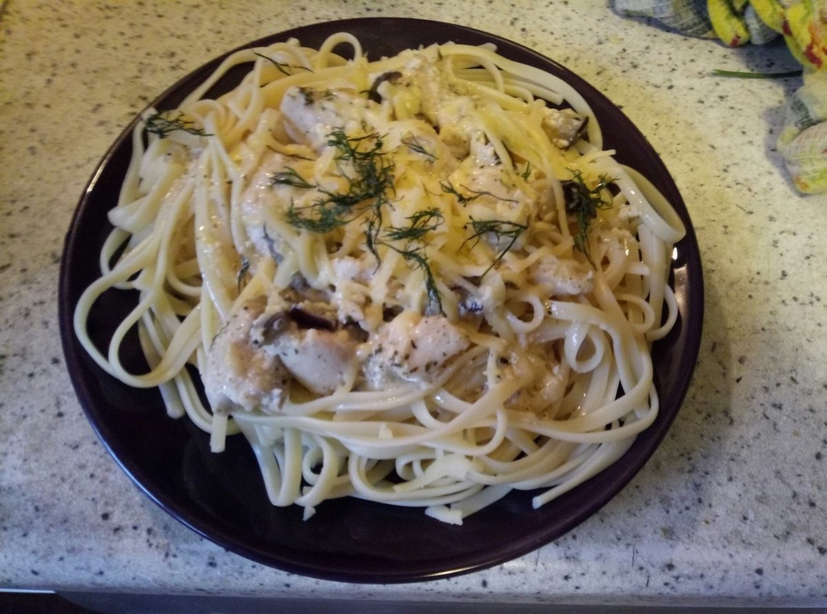 Паста карбонара с курицей и грибами в сливочном соусе