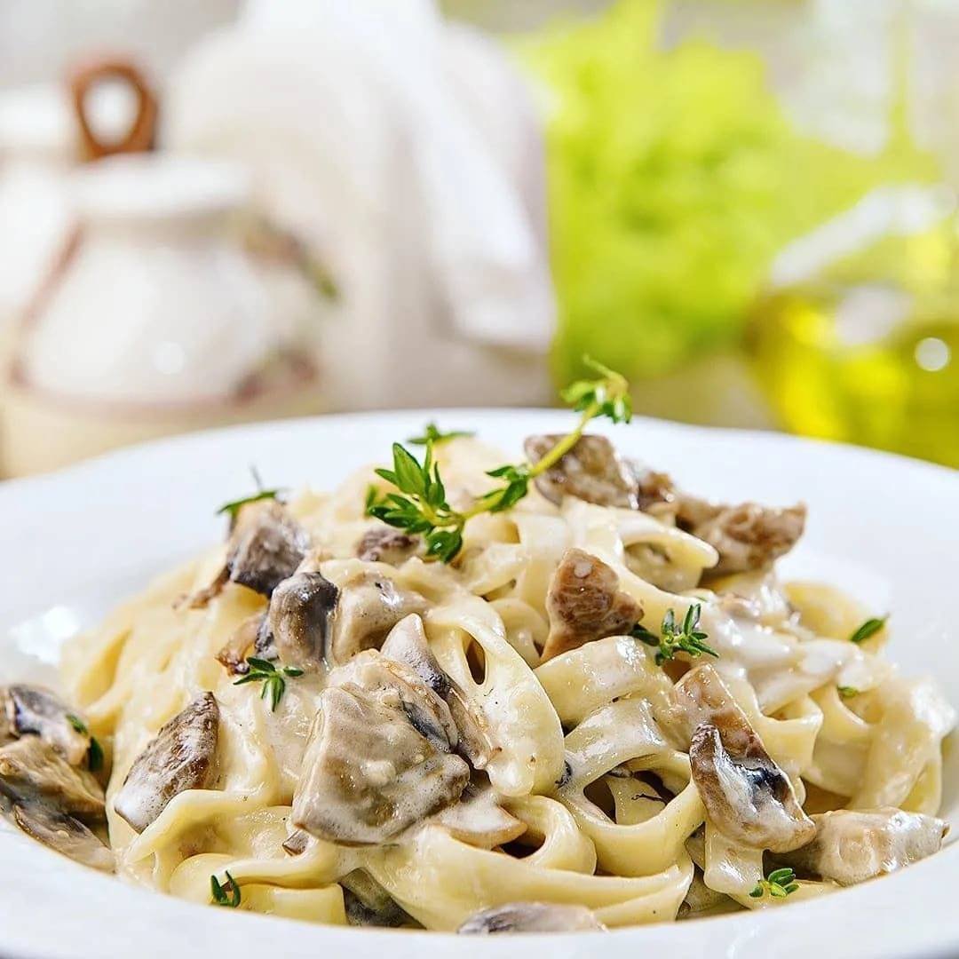 Паста фетучини с курицей и грибами