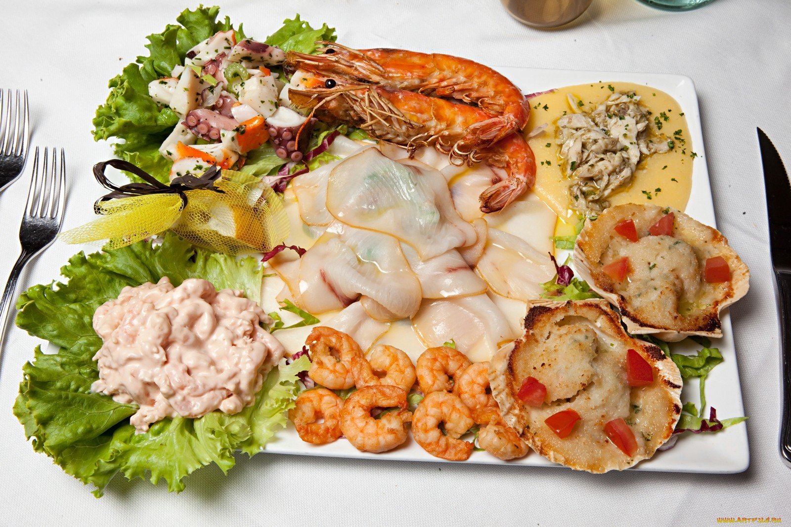 Морской ужин. Тарелка с морепродуктами. Ассорти морепродуктов. Морепродукты на праздничный стол. Красивый стол с морепродуктами.