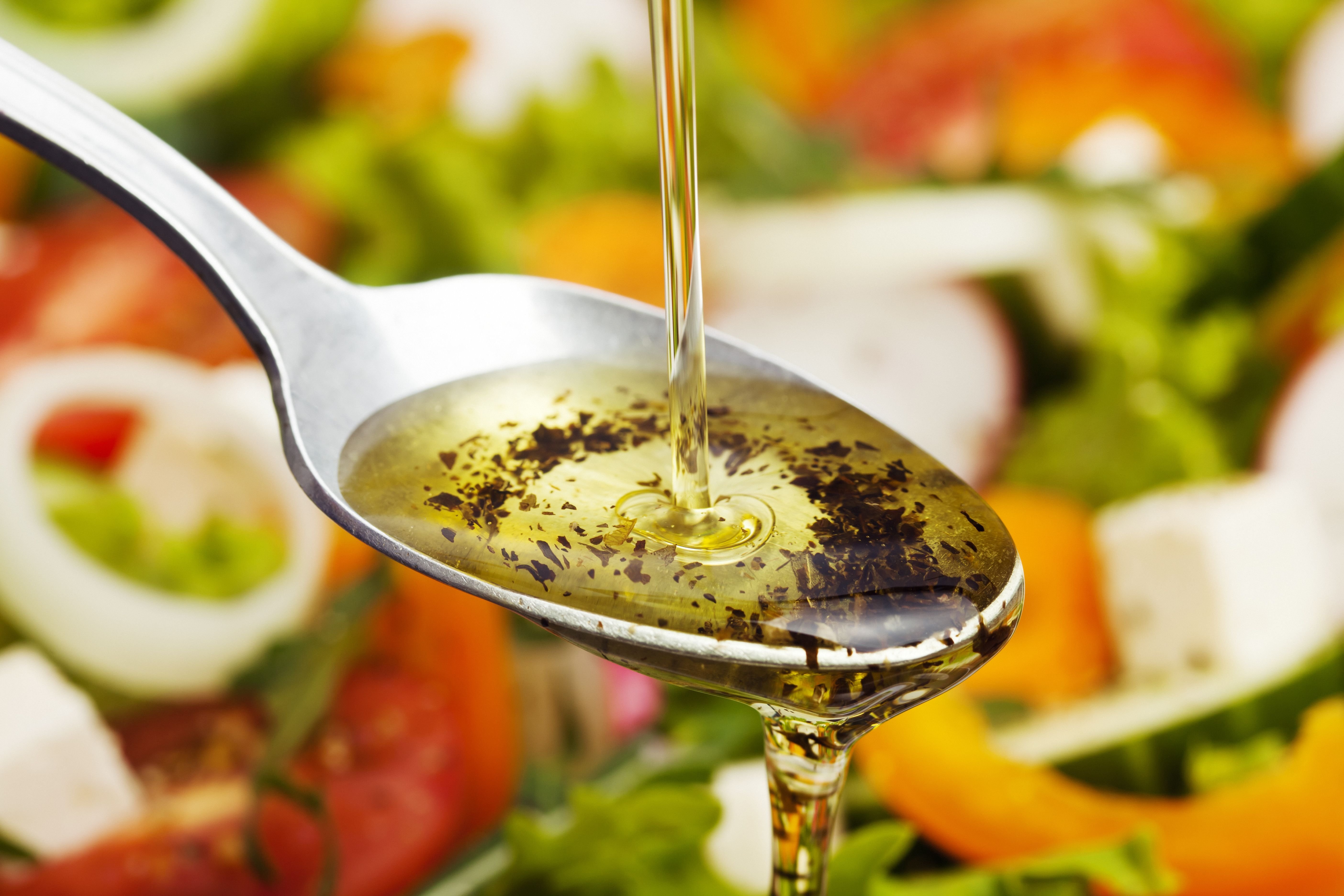 Почему горчит оливковое. Заправка для салата. Салат с маслом растительным. Салатная заправка. Соус для овощного салата.
