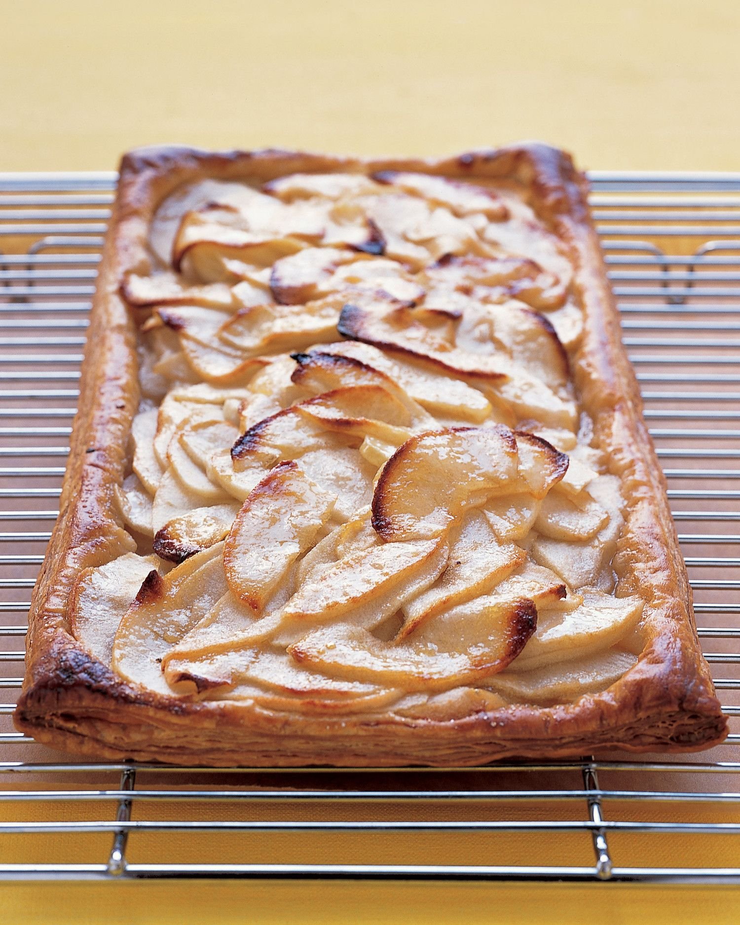 Пирог из готового слоеного дрожжевого. Шарлотка с яблоками Юлии Высоцкой. Открытый пирог с яблоками из дрожжевого теста. Пирог с яблоками из дрожжевого теста.