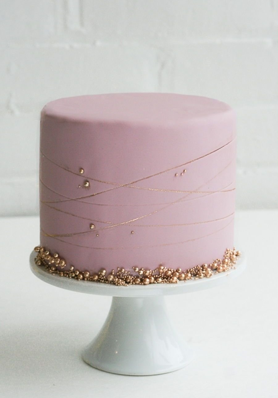 Торт с бусинками. Декор торта бусинами. Розовый торт с бусинками. Торт с бусами. Украшение торта бусинами.