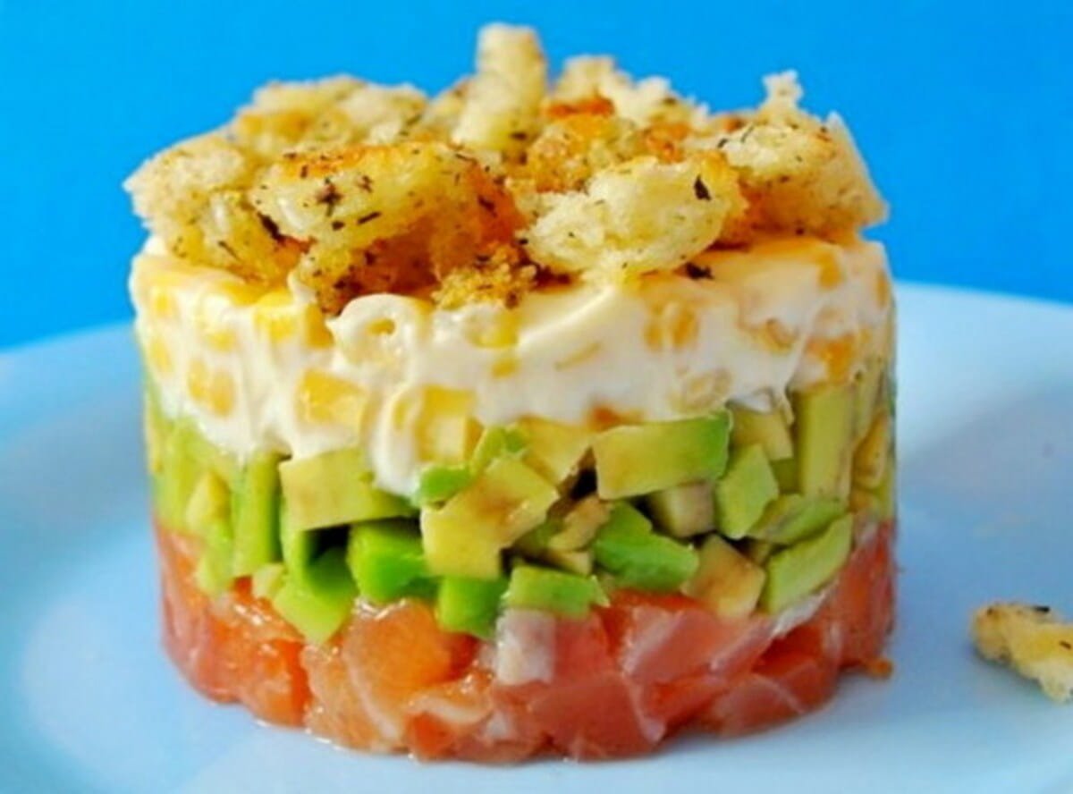 Салат с семгой слабосоленой и авокадо