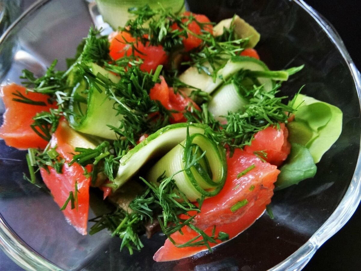 Салат с рукколой помидорами и огурцами и красной рыбой