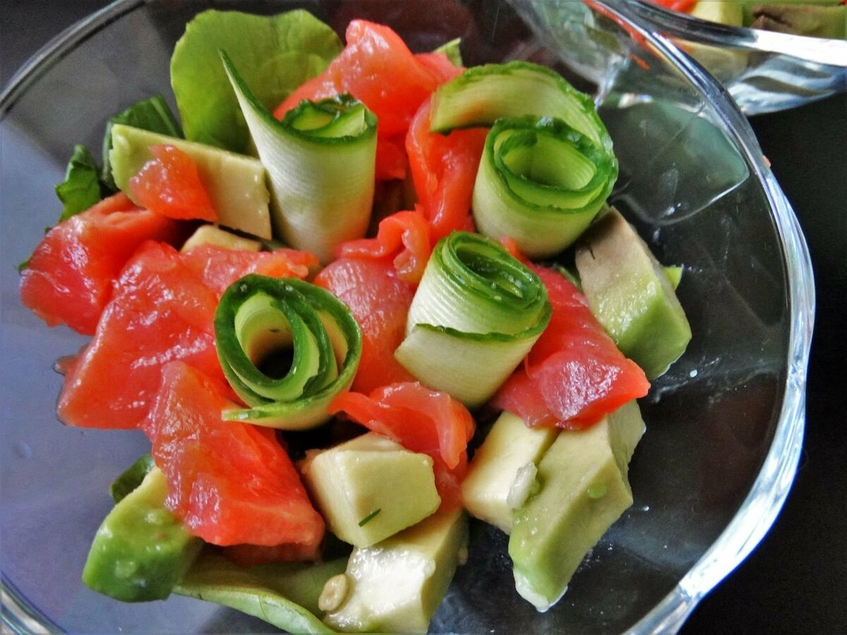 Салат из красной рыбы соленой с авокадо