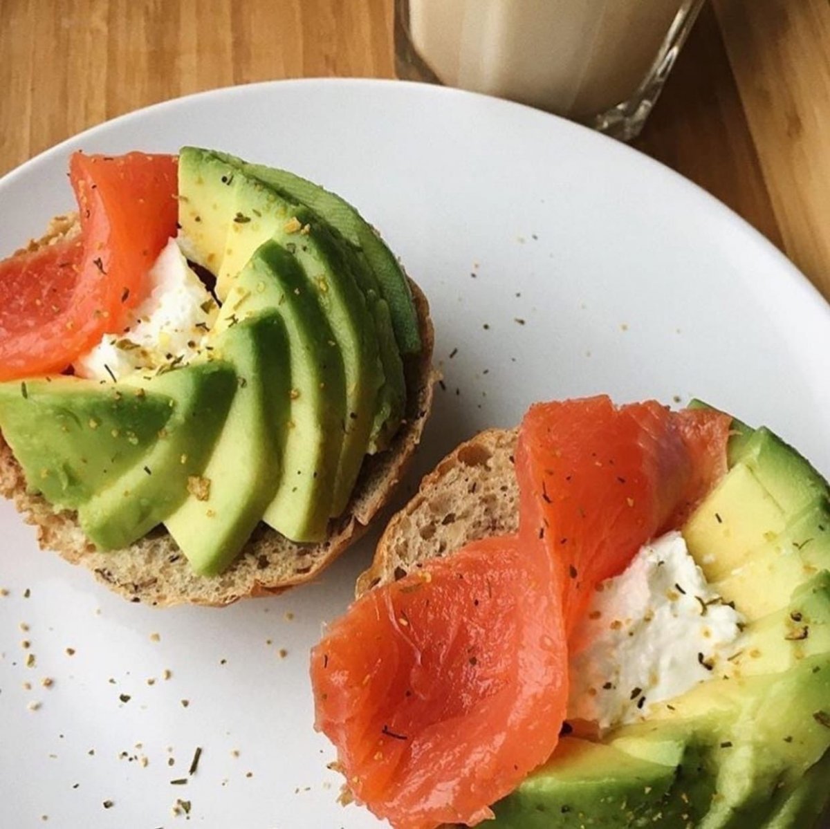 Хлебец с авокадо и семгой