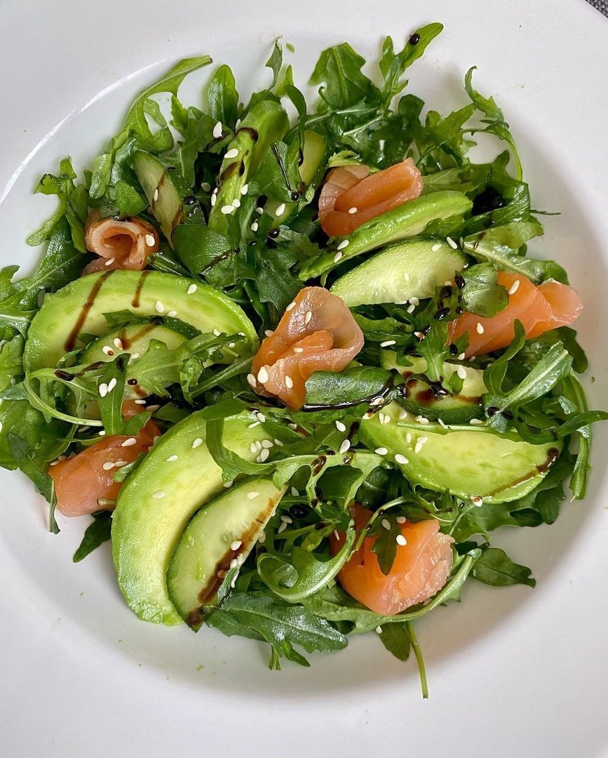 Красная рыба руккола авокадо